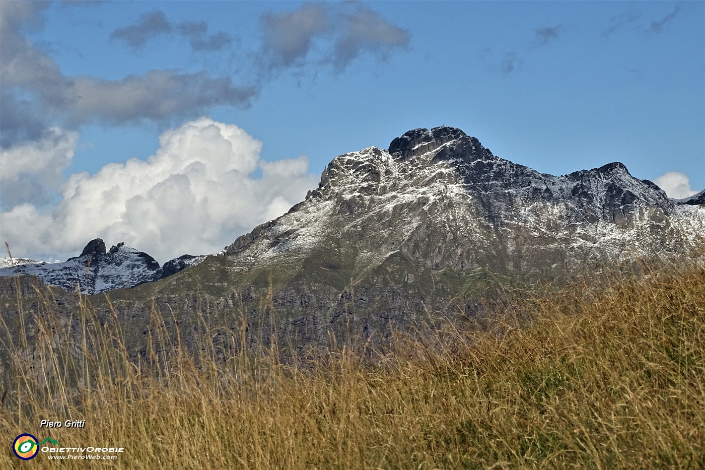 46 Zoom verso il Tre Signori con la prima spruzzatina di neve settembrina.JPG